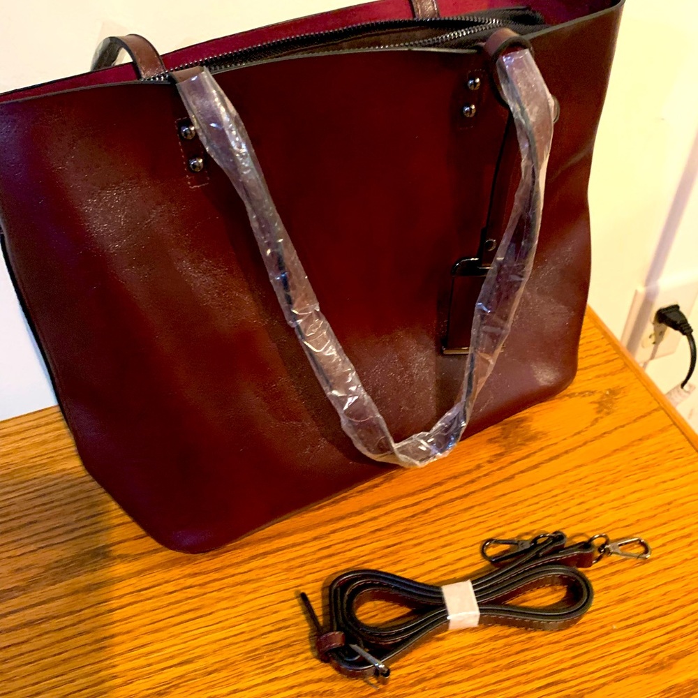 New purse color like a burnt orange very pretty shoulder strap 3 pockets inside